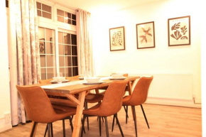 Star London Golders Rise Luxury 4-Bed Oasis with Garden